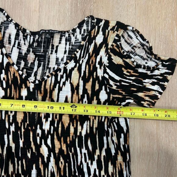 Cable & Gauge, Cold Shoulder Animal Print V-neck T-Shirt, Women’s Medium - Picture 6 of 8